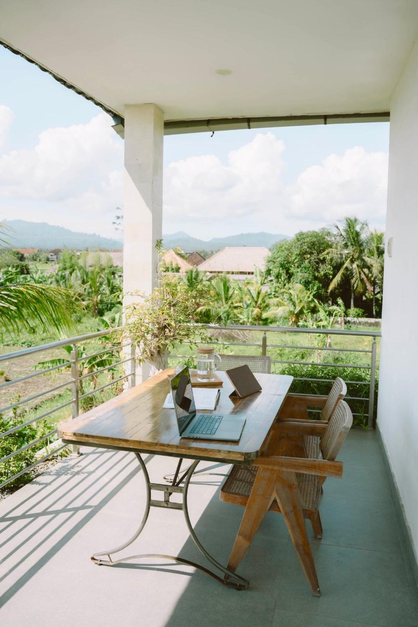 Three Palms Surf & Stay Medewi Airsatang エクステリア 写真